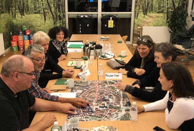 Planlægningsgruppen i ivrig drøftelse over bordet.